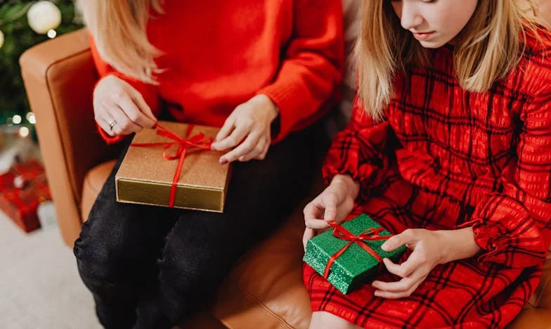 Sąsiad otworzył w szlafroku. Wtedy zauważyłam znoszoną koszulkę, w której mój mąż wyszedł z domu
