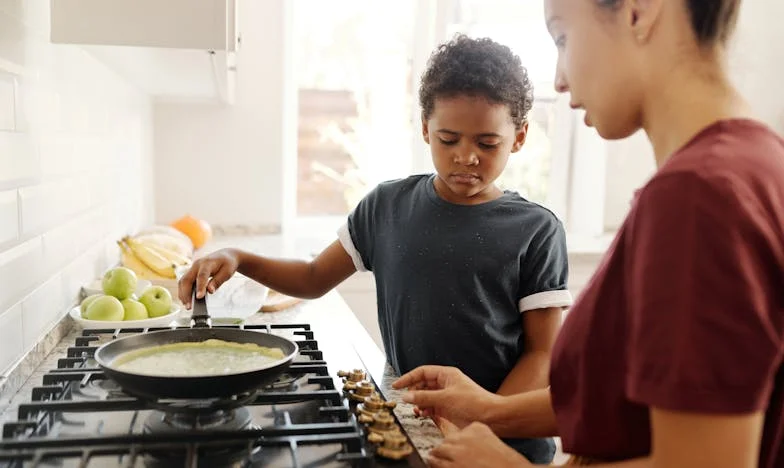 Zabrali mojego syna do szpitala, a policja zatrzymała mnie przed izbą przyjęć… Ale to uśmiech mojego męża sprawił, że poczułam dreszcze