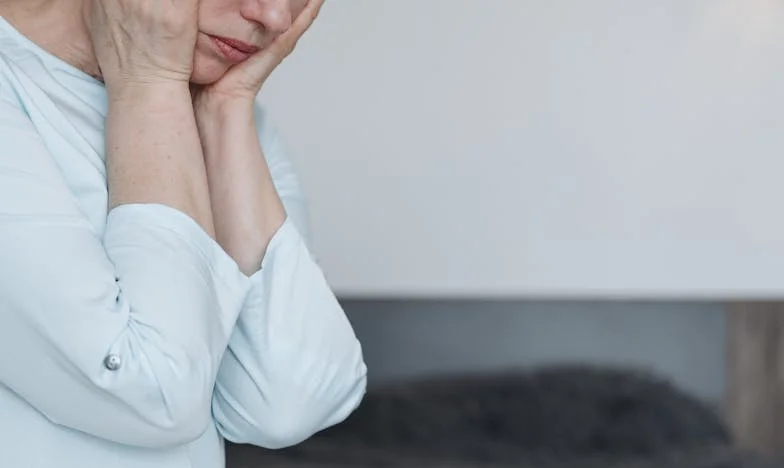 Między Grobem Ojca a Mężem: Opowieść o Utraconej Córce