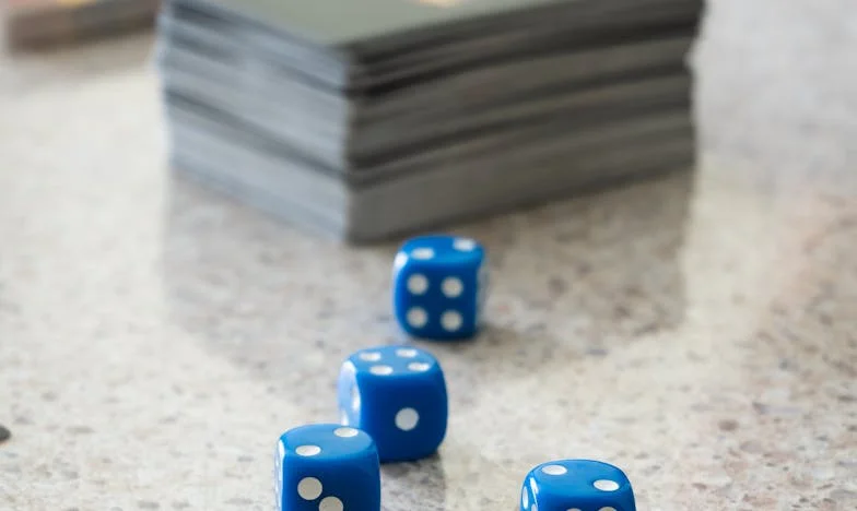 Między młotem a kowadłem: Moja teściowa rządzi naszym domem, a mąż milczy