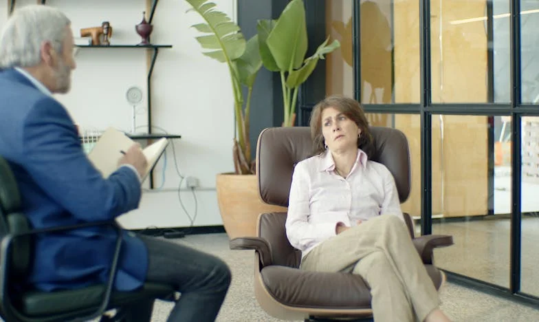 Mój mąż, jego portfel i mój więzienny dom: Opowieść o małżeństwie bez wolności