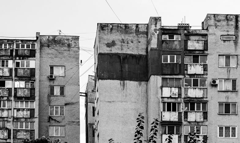 Jedna Decyzja – Historia o Ludzkości w Cieniu Biedy