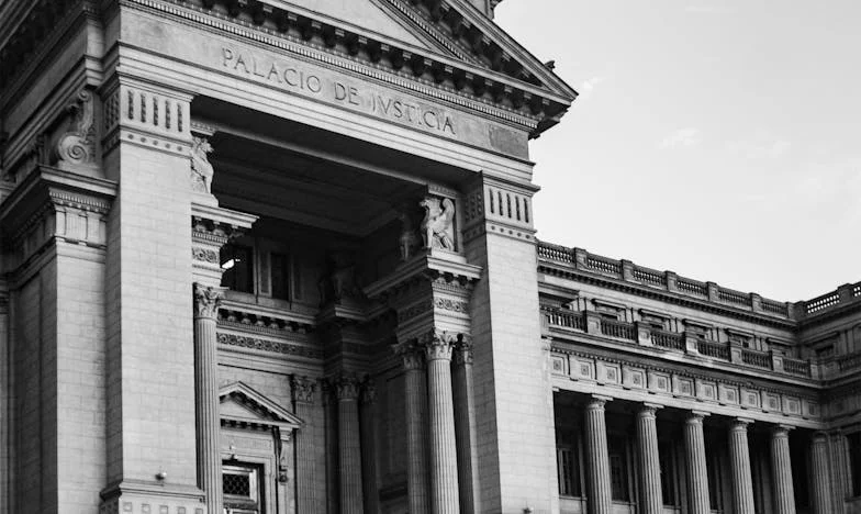Nieproszony Gość o Dziesiątej: Prawda Za Zamkniętymi Drzwiami