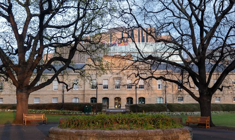Między młotem a kowadłem: Gdy rodzina staje się wyborem, nie oczywistością