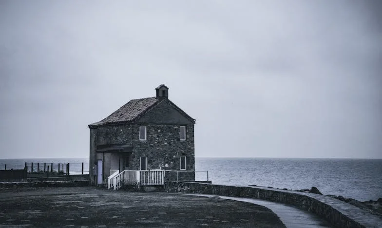 Když sousedé překročí hranice: Můj příběh o důvěře, rodině a ztracených iluzích