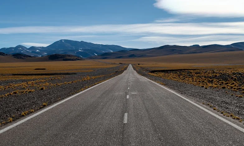 Mlčení mezi stěnami: Strach, láska a tajemství v srdci rodiny
