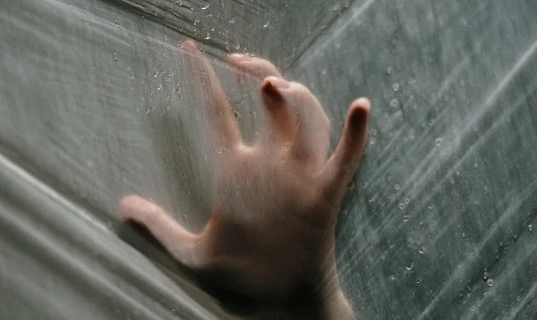 Mám odpustit manželovi nevěru? Tlak rodiny mě dusí, ale srdce krvácí