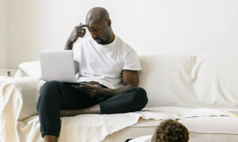 Mezi dvěma světy: Příběh babičky, která nesmí vidět svého vnuka