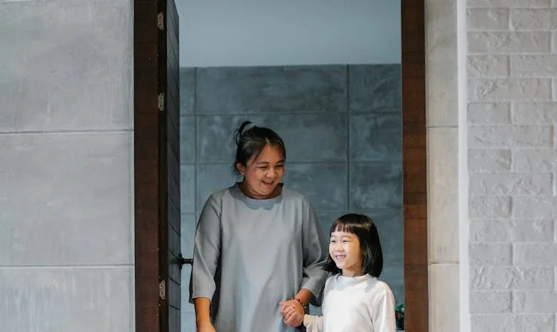 Moje tchyně mě chce vyštvat z rodiny, ale manžel mi nevěří. Jsem opravdu blázen, nebo jenom nechce vidět pravdu?