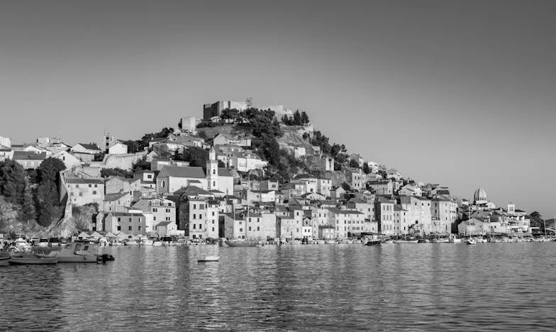 Moje tchyně volá jen, když manžel dostane přidáno: Kde končí rodina a začíná vykořisťování?