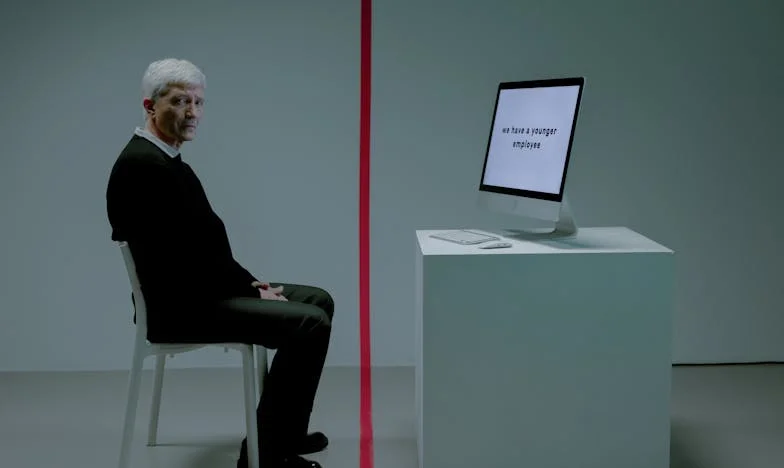 „Od osmnácti platím tátovi nájem za vlastní pokoj. Teď čeká, že ho budu živit.“ – Můj příběh o rodinných účtech, křivdách a nezhojených ranách