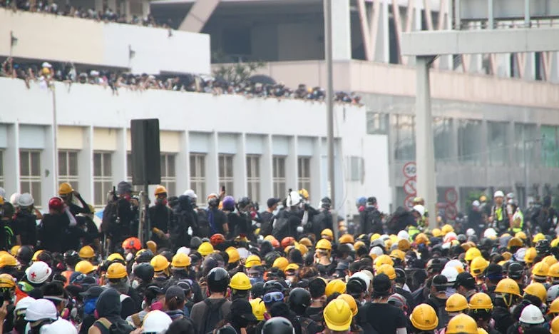 Podepsala jsem rozvod v nemocnici. Po třech letech jsem se vrátila s dítětem a pravdou, která všechno změnila