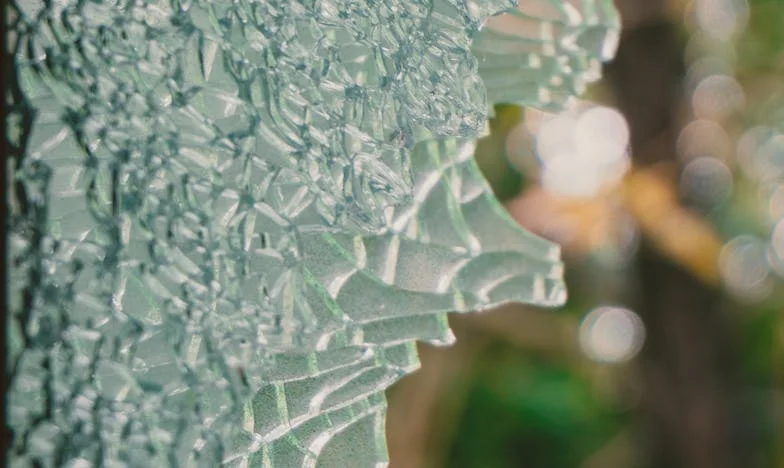 Proč už babička nechodí? Příběh o tichu, které bolí až do morku kostí