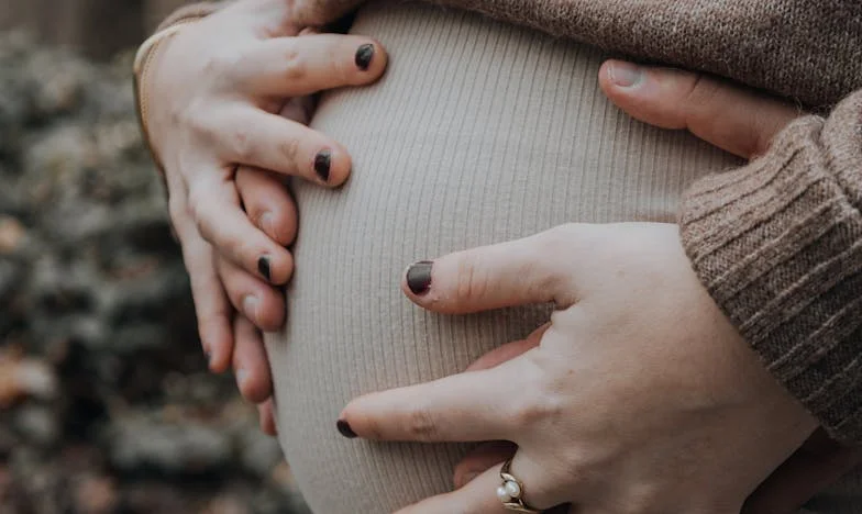 Včera jsem znovu stála mezi matkou a tchyní: Slzy, výčitky a otázka, jestli mám právo myslet na sebe