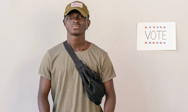 Můj syn mi každý měsíc posílal peníze… ale nikdy jsem je nedostala. To, co jsem viděla na kamerách v bance, naši rodinu roztrhalo na kusy.