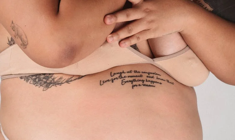 Osm let poté: Návrat s dvojčaty a minulostí, která neodpouští