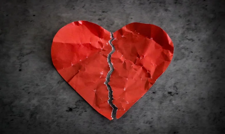 Rozbité zrcadlo: Luciina bolestná cesta za pravdou a sebeúctou