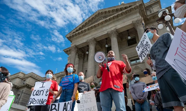 Střet v parku: Co se stane, když policejní pes zaútočí na nevinného?