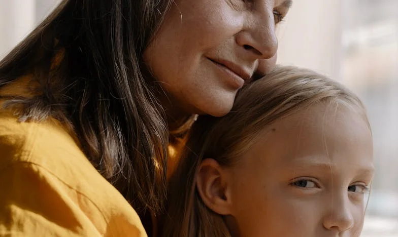 Viděla jsem švagra s jinou ženou a mlčela jsem, abych chránila těhotnou sestru – teď mě všichni viní z tragédie naší rodiny