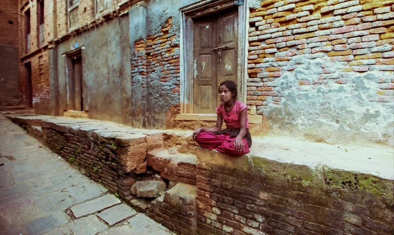 Když jsem se vrátil domů, našel jsem dceru žebrat u sousedů. To, co jsem zjistil, mě zničilo.