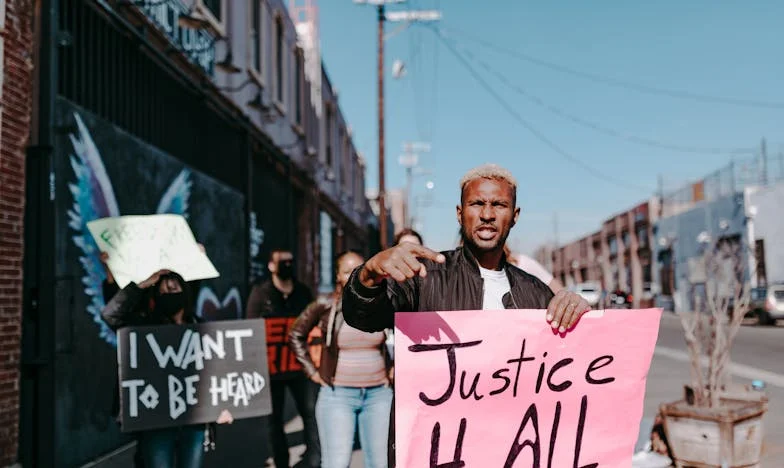 Léto, kdy se všechno změnilo: Příběh jedné rodinné dovolené u Balatonu