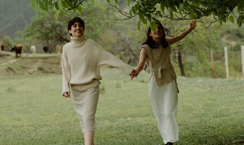 Mezi dvěma rodinami: Maminčina pomoc nebo záchrana tchána?