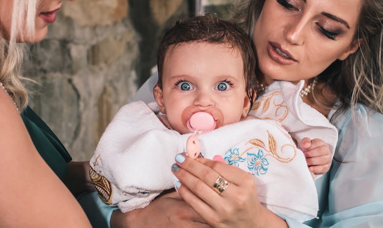 „Moje tchýně jen předstírá nemoc – ale jak dlouho to ještě vydržím?” – Dramat české snachy za zavřenými dveřmi