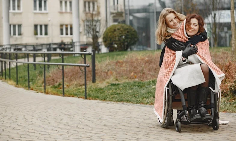 Žádné soukromí před vlastní dcerou: Když se máma zamiluje znovu po čtyřicítce