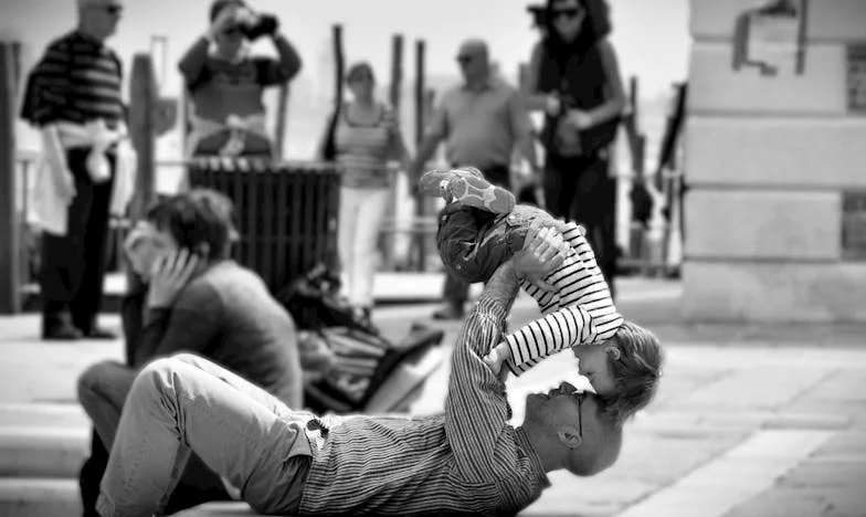 Život mezi dvěma tchyněmi: Příběh o odvaze, lásce a nekonečných konfliktech