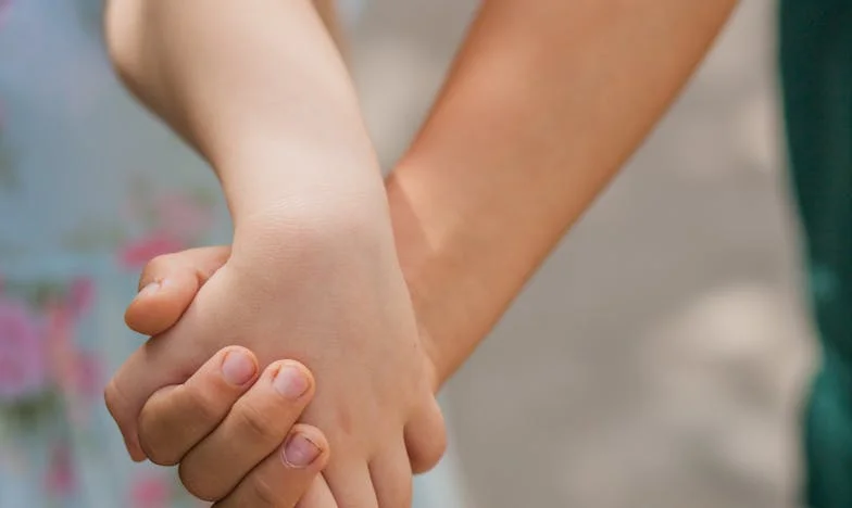 Dostala jsem jen obálku po smrti manžela. Děti si vzaly všechno – a já musela bojovat o sebe.