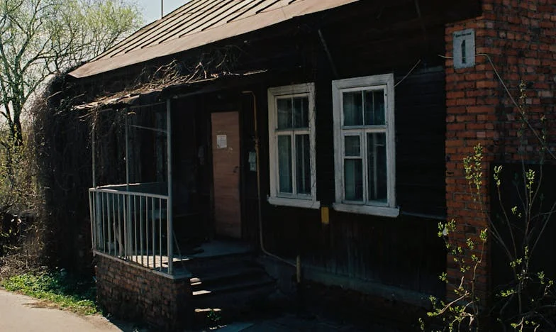 Dům, který nás rozděluje: Příběh jedné rodiny z Ružomberka očima Jozefa