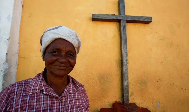 Když jsem přivezla nemocnou maminku k sobě domů, manžel mi řekl: 'Prodej její byt a ať se odstěhuje' – příběh Magdy z Brna