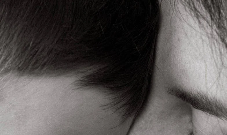 V temném paneláku: Útěk z temnoty a hledání naděje v Praze