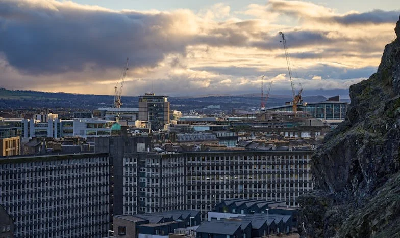 Casa dintre noi: O poveste despre sacrificiu, familie și trădare