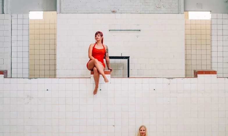 „Ia-l pe copil, nu-mi pasă” – Povestea unei fete din România despre trădarea mamei și drumul spre iertare