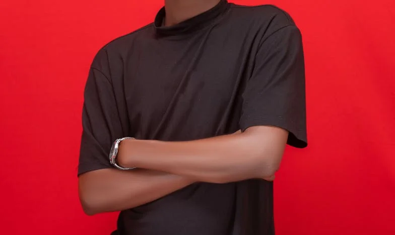 În umbra soacrei – Povestea unei mame românce