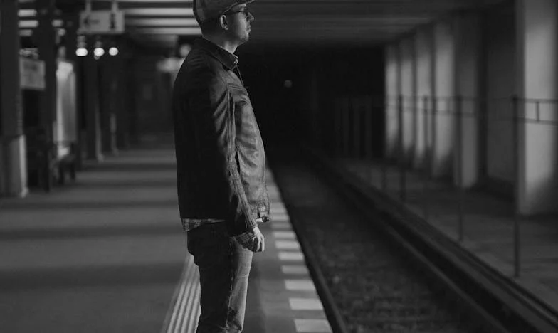 Între două focuri: Când familia rupe sufletul