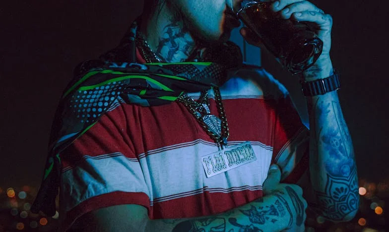 Între două lumi: Povestea unei familii sfâșiate între datorie și influență