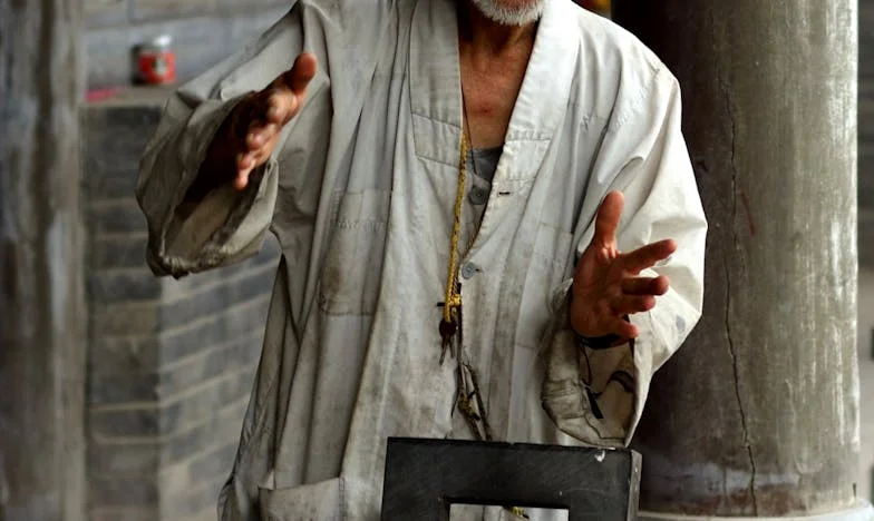 Între Mercedesul din Garaj și Zâmbetul Nepotului: Povestea Unei Mame Împărțite