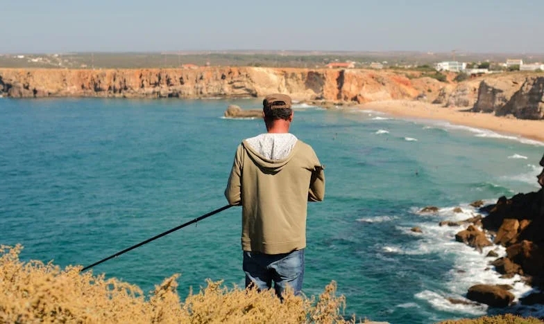 Între rușine și iubire: Povestea unei bunici care nu a putut abandona