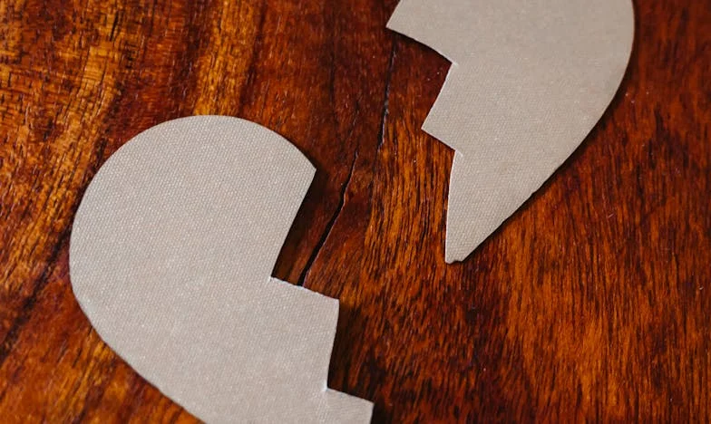 Rușinea la treizeci de ani: De ce nu mă lasă mama să iubesc?