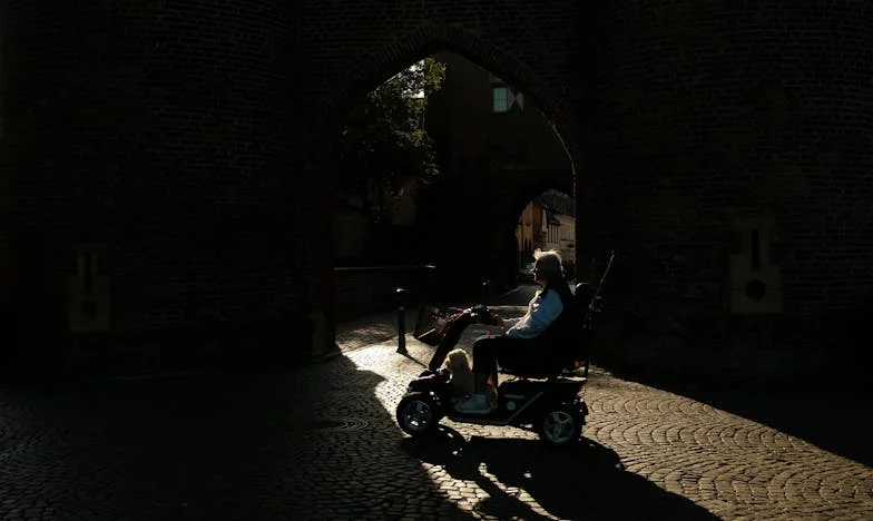 Umbre pe podeaua casei mele: Povestea unei mame între sacrificiu și regăsire