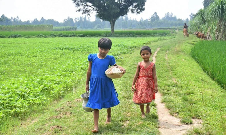 Când mi-am lăsat fiul în grija mamei mele: O rană care nu se vindecă ușor
