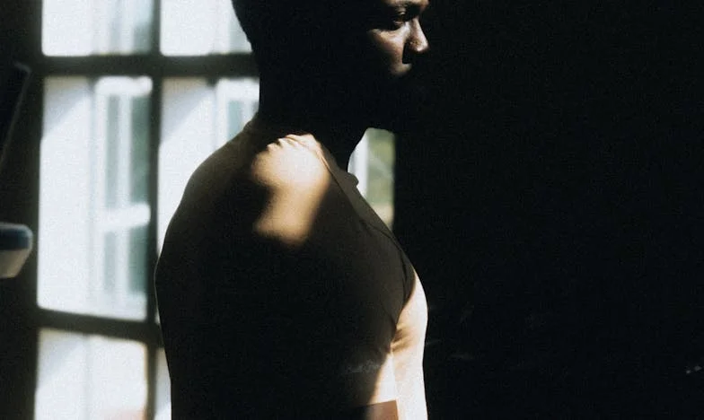 „De azi, mama, dormi în bucătărie” – Povestea unei mame uitate în propria casă