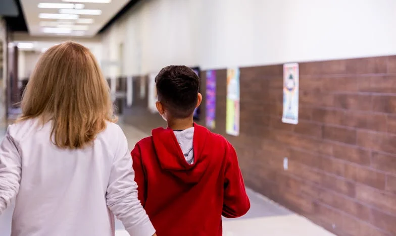 Între Două Case: Cum Am Supraviețuit Furtunilor Familiei Mele