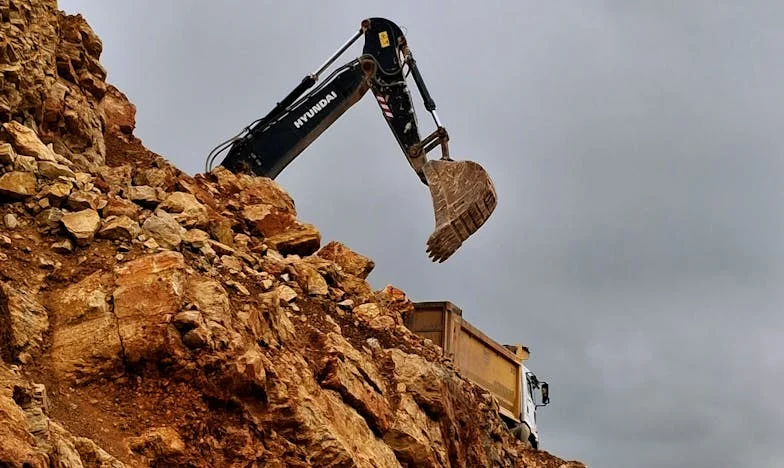 Rochia de mătase și numele interzis: Povestea unei mame din Oltenia