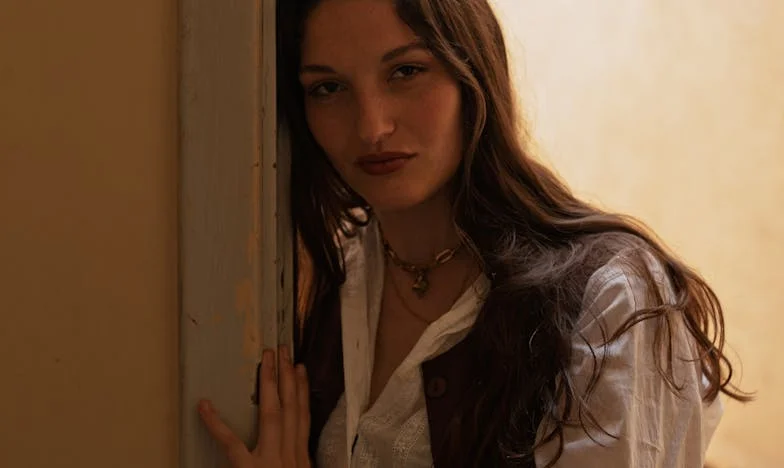 Tăcerea care apasă: povestea unei bunici absente