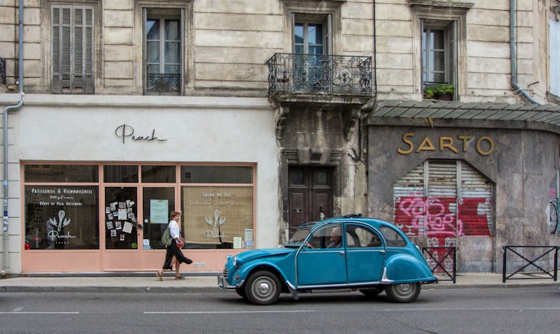 Când dragostea devine povară: Povestea unei mame între fiu, noră și casa pierdută