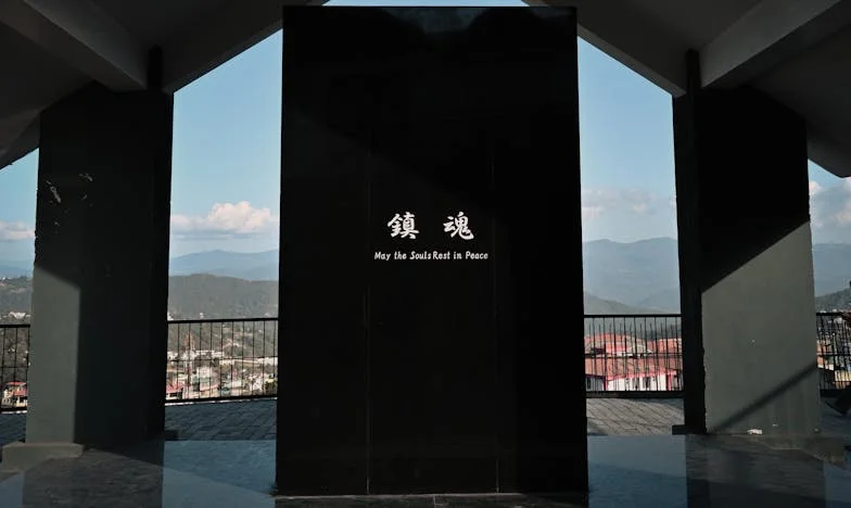 Casa bunicului – între datorie, iubire și trădare