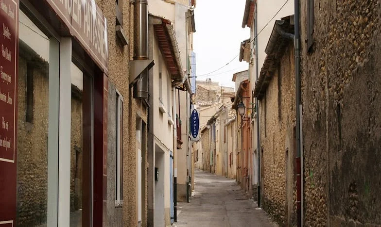 Două garsoniere în loc de un cămin: Povestea unei trădări tăcute